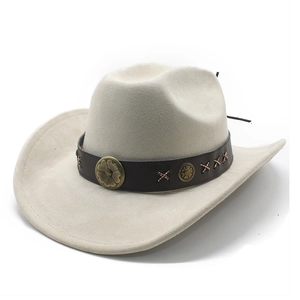 Chapeau fedora en feutre beige de style western avec ceinture en cuir clouté
