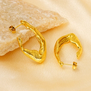 Boucles d'oreilles irrégulières en titane plaqué or 18 carats avec texture martelée