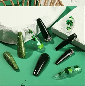 Makro-Detail von langen Coffin-Nägeln mit St. Patrick's Day Kleeblatt und Strasssteinen
