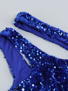 Gros plan des paillettes bleu marine haute densité sur le tissu d'une robe de soirée