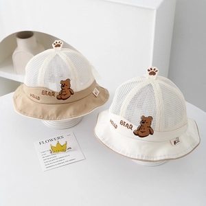 Breathable mesh baby sun hat with cute cartoon bear patch for summer outdoor activities