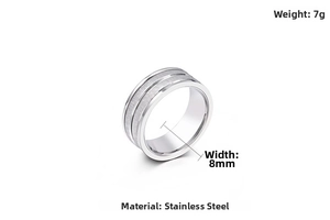 Détail d'une bague en acier inoxydable brossé de 8mm avec bords polis, poids de 7g