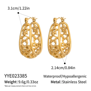 Vue détaillée de boucles d'oreilles étoiles dorées mesurant 3,1 cm par 2,14 cm