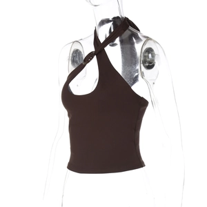 Detail eines dunkelbraunen Halter-Tops mit Halsring und Ausschnitt auf der Vorderseite