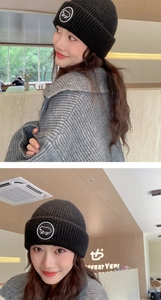 Détail du bonnet en maille noire avec écusson brodé ours polaire blanc pour l'hiver