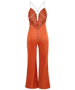 Détail de la combinaison en satin orange avec fines bretelles chaîne et design dos nu chic