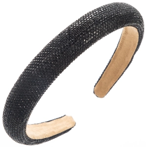Serre-tête rembourré chic avec strass noirs pour un effet de volume sur fond blanc pur