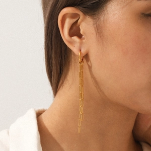 Vue détaillée de boucles d'oreilles pendantes en acier inoxydable doré 18 carats