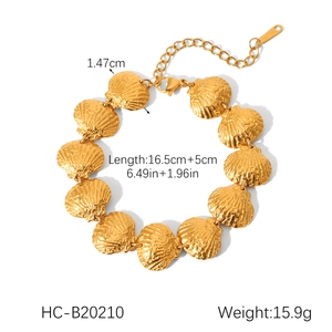 Close-up of gold shell bracelet with size dimensions 16.5cm and weight 15.9g specifications