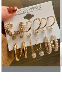 Détail d'un ensemble de boucles d'oreilles or et perles sur carte, designs rétro français variés