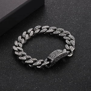 Detail eines massiven Edelstahl-Panzerarmbands mit Vintage-Leopardenmuster-Veredelung