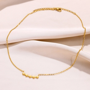 Vue détaillée du pendentif à cinq étoiles plaqué or 18k et de la chaîne de collier fine