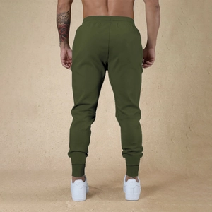 Vista posterior de pantalones jogger slim verde militar con puños acanalados y elásticos