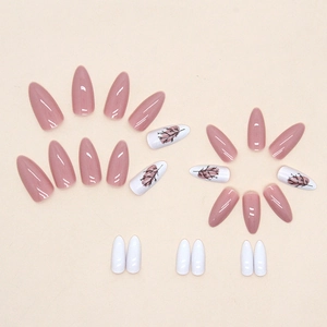 Altrosa und weiße Almond-Nägel zum Aufkleben mit braunem Blattzweig-Silhouette-Design
