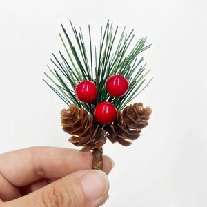 Ramo di pino natalizio con bacche rosse e pigne per decorazioni fai-da-te festive