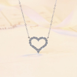 Collier élégant en argent S925 avec pendentif cœur serti de micro-zirconiums