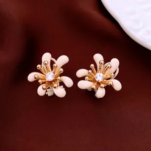 Orecchini a fiore placcati in oro con petali bianchi e centri in zirconia cubica