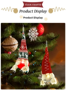 Gnomes de Noël à LED avec bonnets tricotés suspendus aux branches d'un sapin décoré