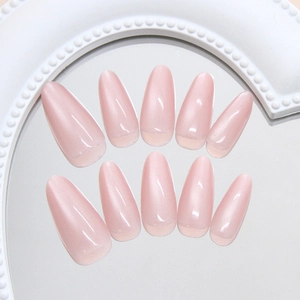 Unghie finte rosa cat-eye a forma di mandorla con finitura perlata lucida