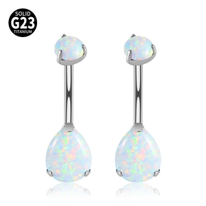 Dettaglio del piercing all'ombelico in titanio G23 con pietre di opale bianco a goccia