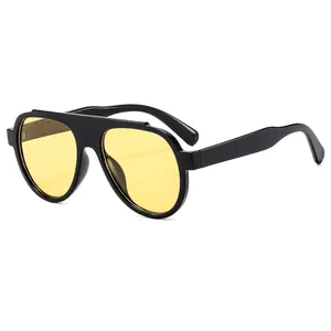 Occhiali da sole aviator oversize alla moda con montatura nera e lenti gialle