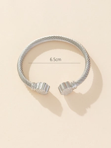 Dettaglio bracciale a cavo argento con diametro interno di 6,5 cm e terminali a cuore