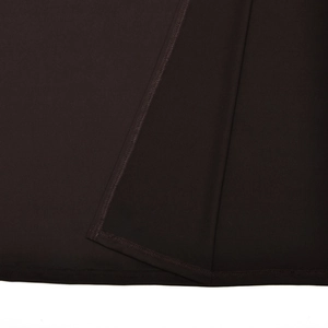 Gros plan sur la texture du tissu marron foncé et les coutures détaillées sur l'ourlet du vêtement