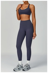 Détail d'un ensemble de yoga extensible avec brassière à dos croisé et legging gainant