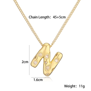 Dettaglio collana zircone lettera 'N' dorata con lunghezza catena 45+5cm e misure