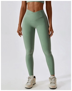 Détail de la taille haute en V et texture côtelée sur cet ensemble de yoga vert sauge