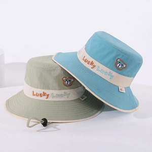 Détails des chapeaux soleil enfant avec broderie ours, rubans et mentonnière réglable