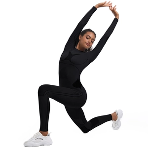 Détail du body de sport noir sans couture à manches longues et texture compression