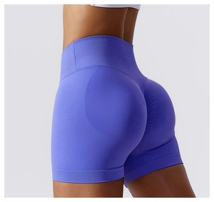 Detailansicht der nahtlosen High-Waist Yoga-Shorts mit Scrunch-Butt-Lift in Kobaltblau