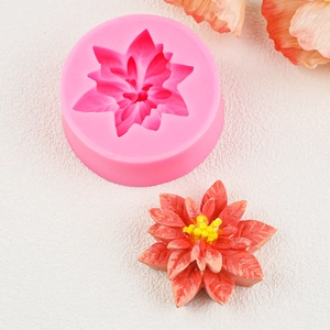 Détail macro d'un moule en silicone avec houx rouge et feuilles pour décoration