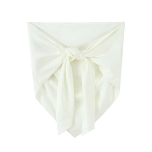 Détail d'un nœud en satin blanc avec une texture lisse pour mariage ou vêtements
