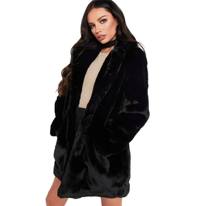 Détail d'un manteau chic en fausse fourrure noire avec revers large et texture douce