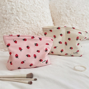 Vue détaillée des sacs cabas en velours côtelé avec imprimés fraises sur fond blanc