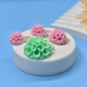 Silikonform mit Blumenmotiven für DIY-Handwerk und Harzkunst auf blauem Hintergrund