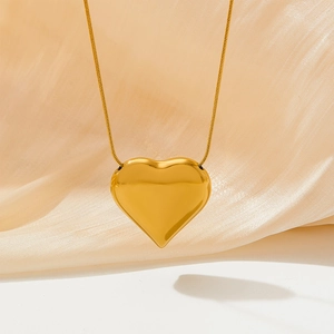Eleganze Herzanhänger Halskette in Gold auf Seidenstoff mit feiner Schlangenkette