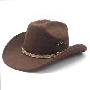 Chapeau de cowboy western marron classique avec bord incurvé et bande de cuir sur blanc
