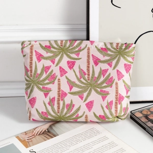 Detailansicht der rosa Canvas-Kosmetiktasche mit gestickten Palmen und Wassermelonen