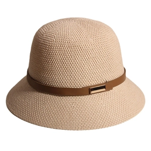 Chapeau de soleil en paille beige pour femme avec ruban en cuir marron et boucle dorée