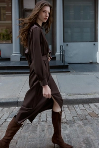 Robe midi marron élégante à col en V profond avec ceinture et fente latérale fluide