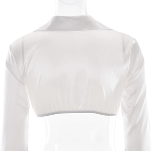 Détail du haut court blanc en satin à manches longues avec ourlet élastique brillant
