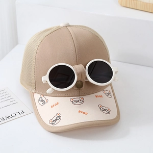 Detail der Kinder-Baseballkappe mit abnehmbarer Brille und Bären-Print auf dem Schirm