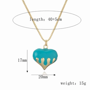Collana cuore di lava con pendente in smalto blu e dimensioni 40+5cm di lunghezza