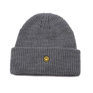 Graue Strickmütze für den Winter mit gelbem Smiley-Patch und grober Rippstruktur
