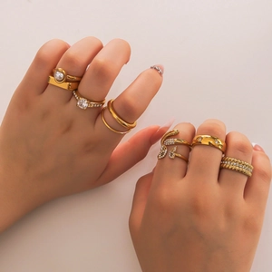 Set di anelli dorati minimalisti con perle e zirconi a farfalla con micro-pavé
