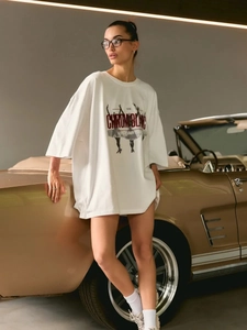Oversized λευκό βαμβακερό μπλουζάκι με κομψό τύπωμα τυπογραφίας σε μοντέρνο street style