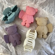 Detail of five-color matte bear-shaped telescopic hair clips in a soft bird nest style